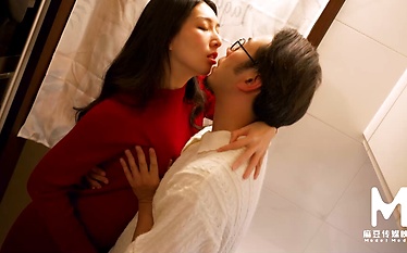 Irresistible Asian goddess gives a mind-blowing blowjob
