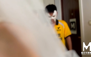 欣赏这位迷人的日本女孩带来令人窒息的口交和激情四射的性爱