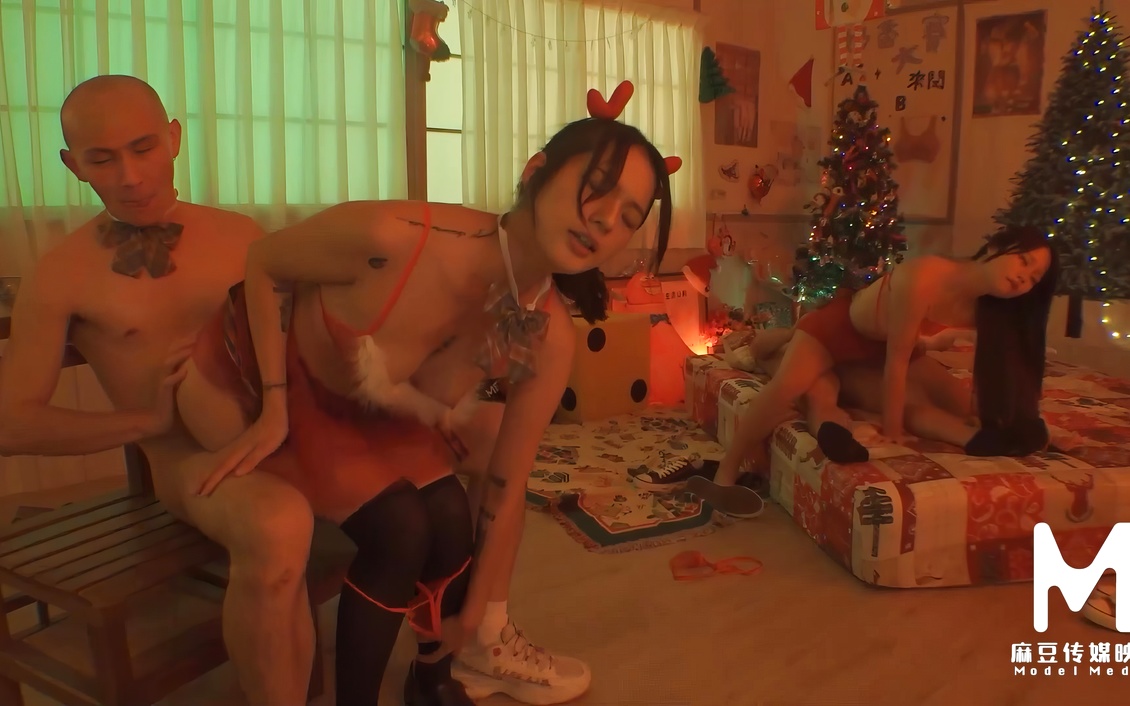 सांता की छोटी सहायिका: एशियाई रंगत वाली कड़क ग्रुप सेक्स की मस्ती