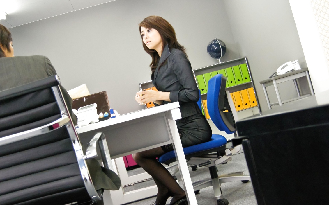 Hojo Maki toying her pussy during an office meeting