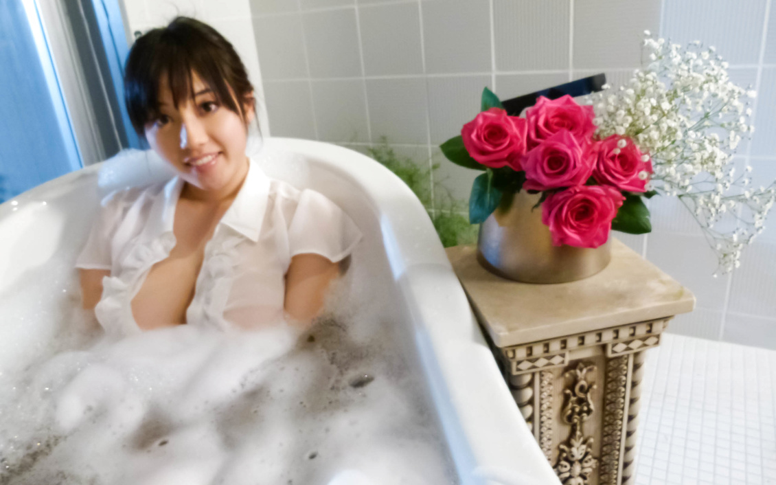 Azusa Nagasawa - Lovely and horny Azusa Nagasawa all wet as she gets playful