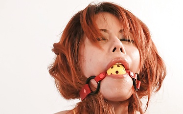 Japanese hottie Moe Aizawa tied up and finger fucked