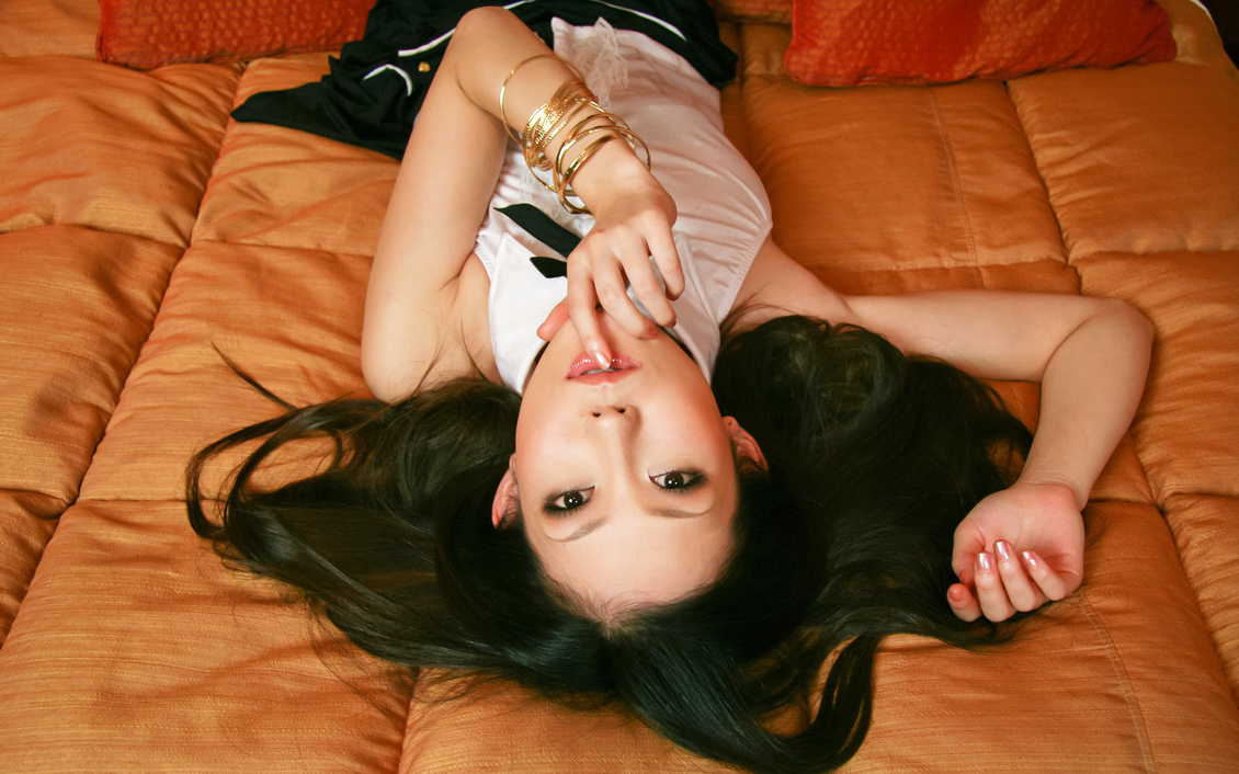 ベッドでたわむれる官能的な妖精たち